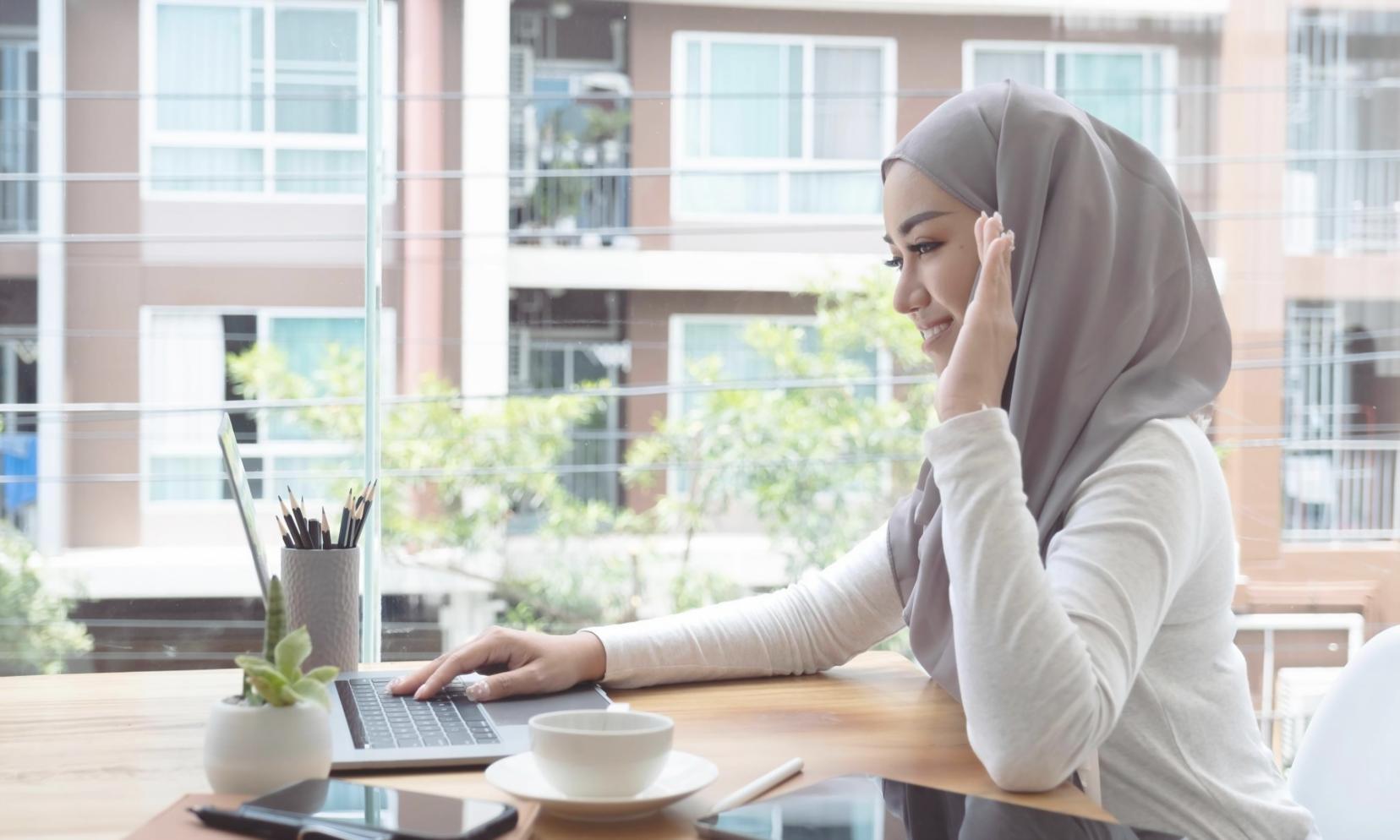 Optimal eingerichteter Arbeitsplatz für Remote-Learning